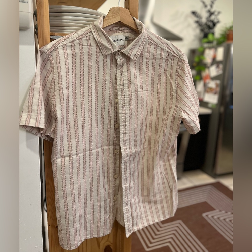Men’s button down short sleeve shirt- great thread detail!